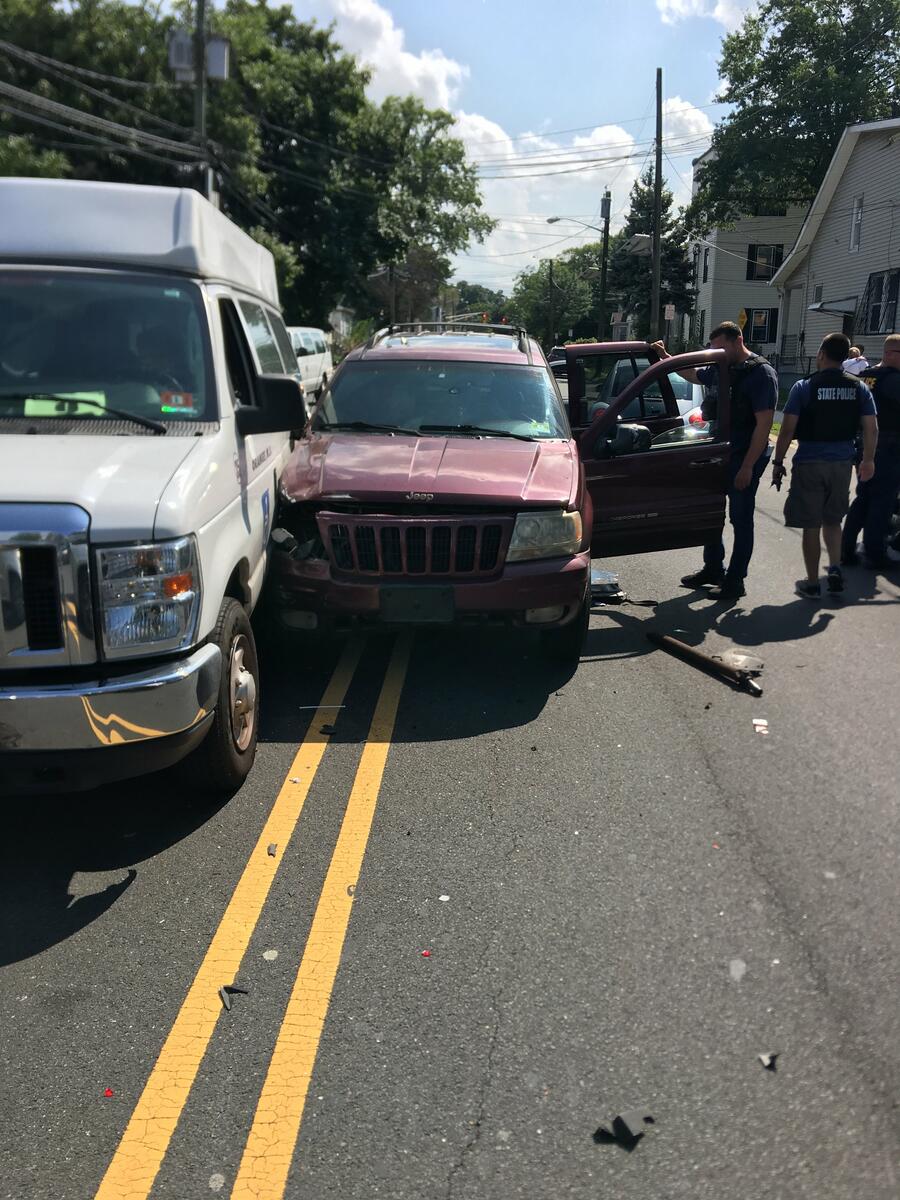 BREAKING IRVINGTON NJ Multiple Suspects Bail From Car During Police