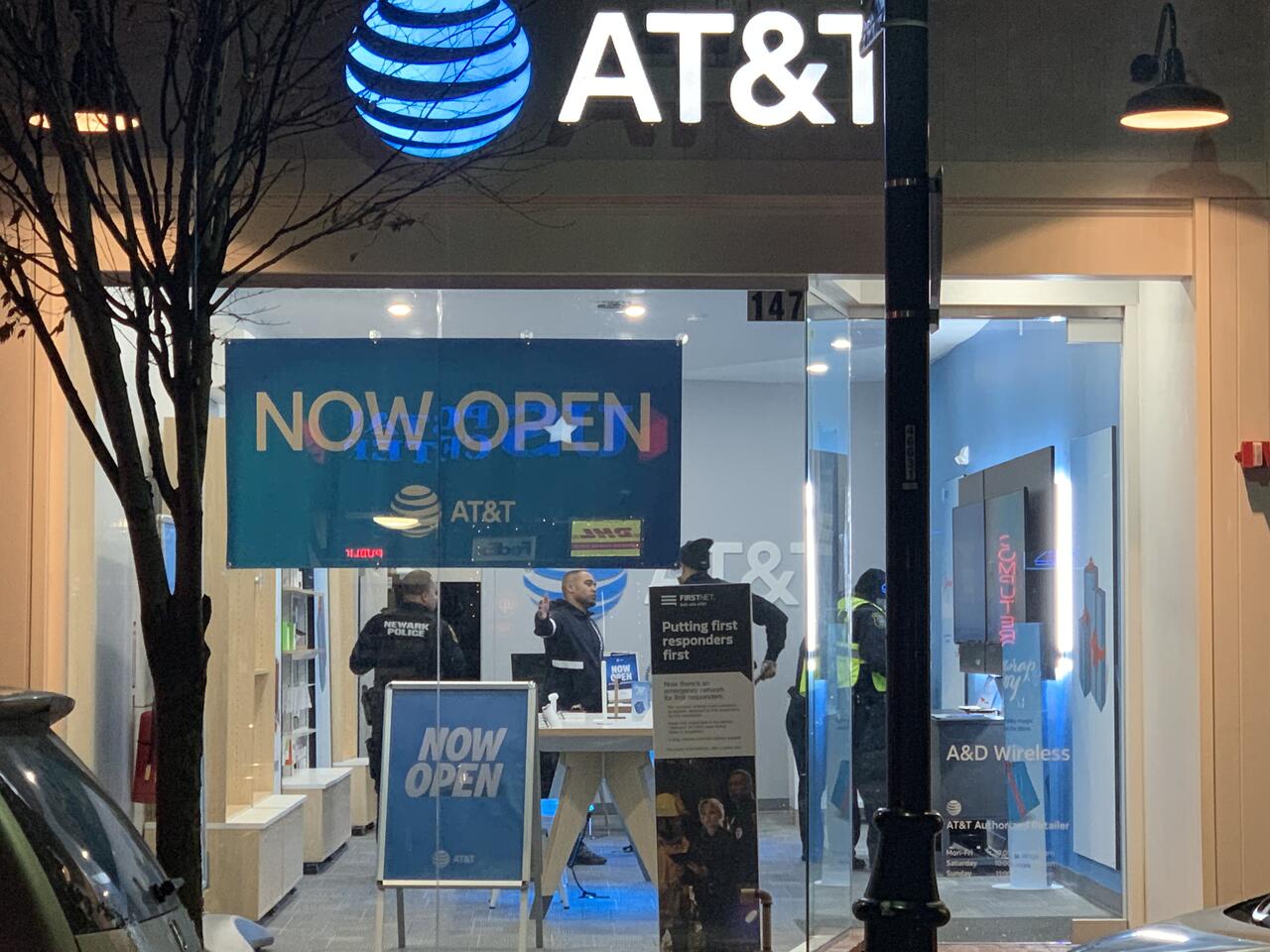 Breaking Newark Nj At T Store Robbed At Gunpoint In Newark S